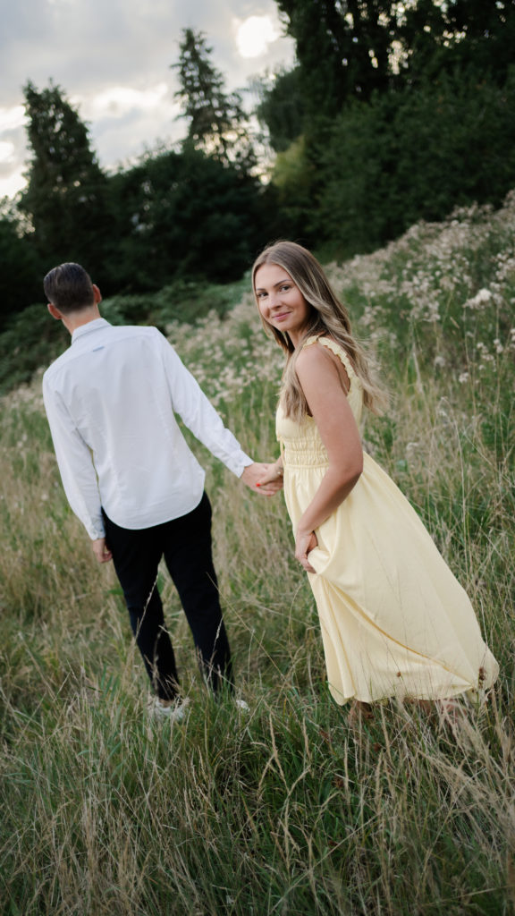 Photographe à Lille, séance photo couple dans la nature en été, séance engagement pour célébrer les fiançailles de ces futurs mariés, photos naturelles et spontannées