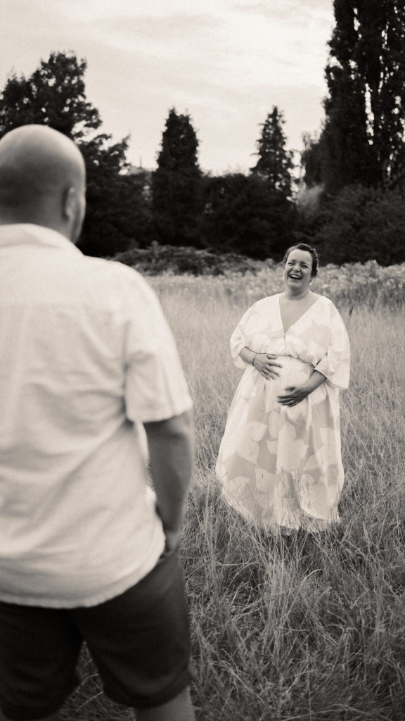 Séance photo grossesse en famille dans la nature près de Lille, réalisée par un photographe professionnel.