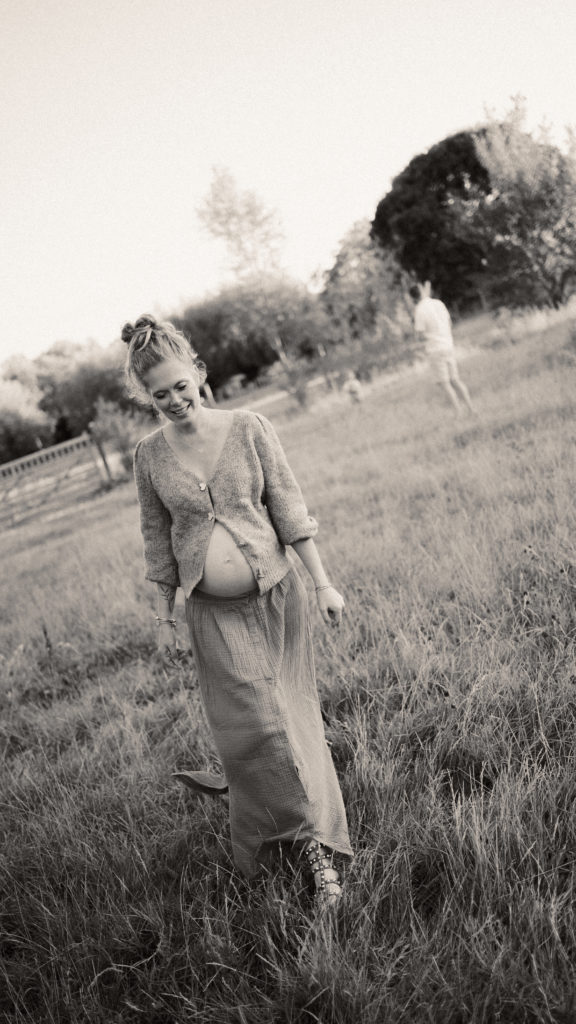 Séance photo grossesse en famille dans la nature près de Lille, réalisée par un photographe professionnel.