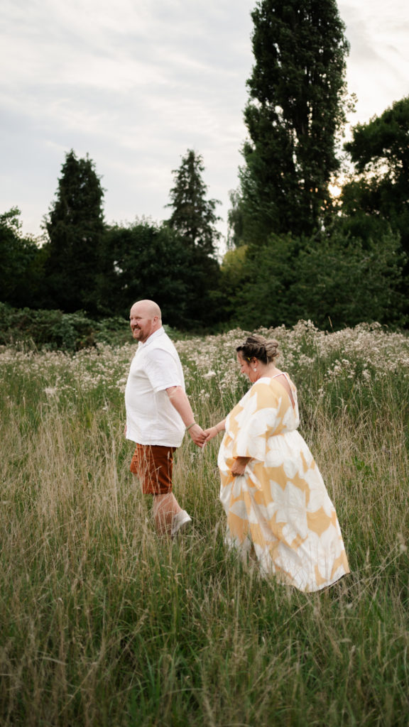 Séance photo grossesse en famille dans la nature près de Lille, réalisée par un photographe professionnel.