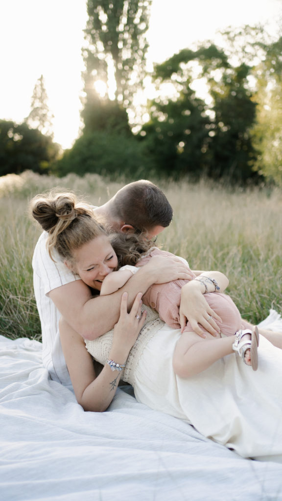 Séance photo grossesse en famille dans la nature près de Lille, réalisée par un photographe professionnel.