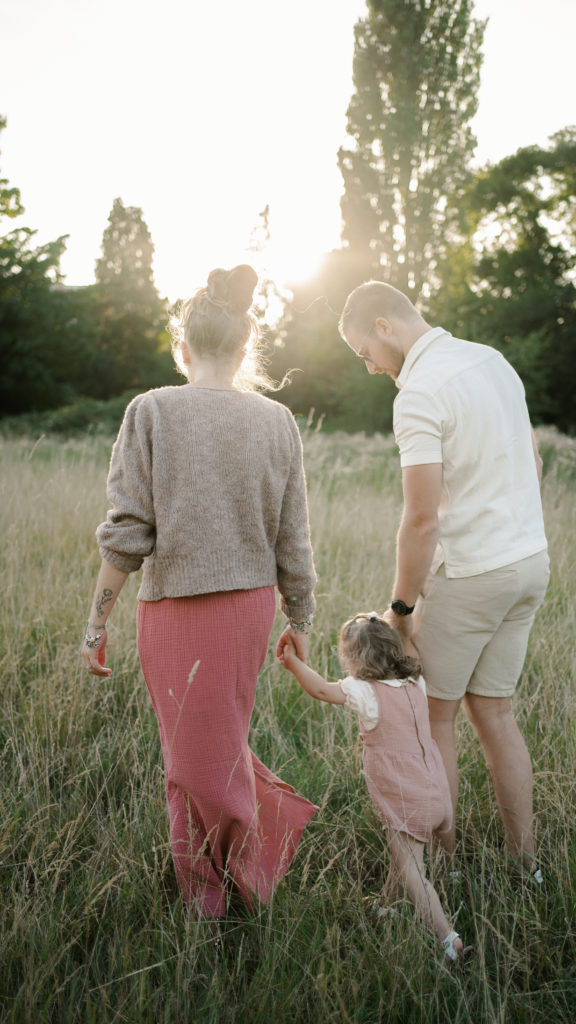 Séance photo grossesse en famille dans la nature près de Lille, réalisée par un photographe professionnel.