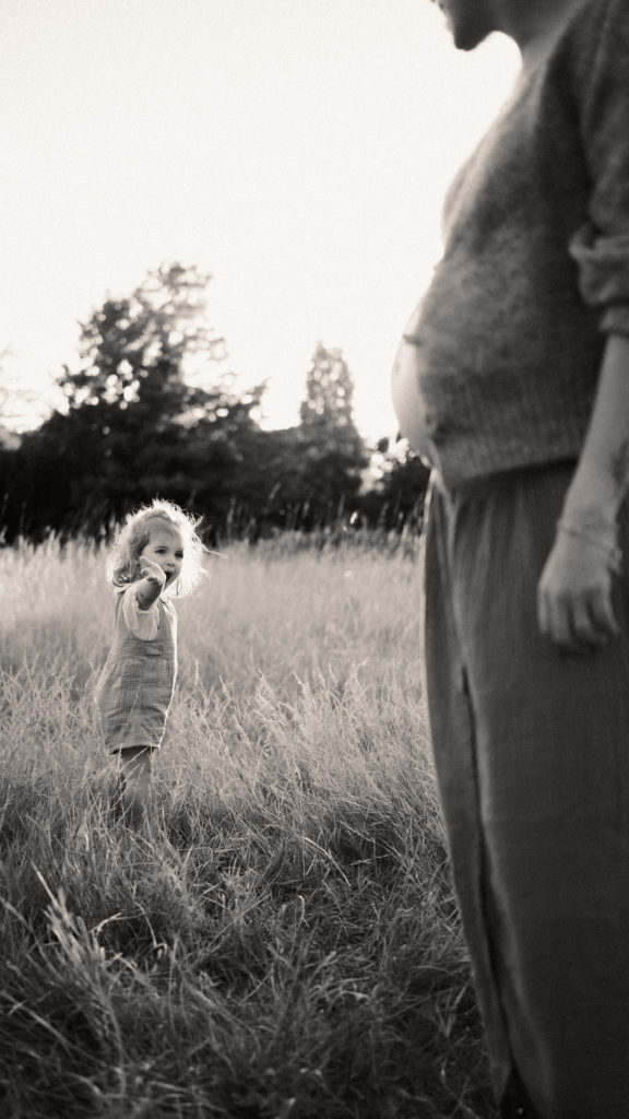 Séance photo grossesse en famille dans la nature près de Lille, réalisée par un photographe professionnel.