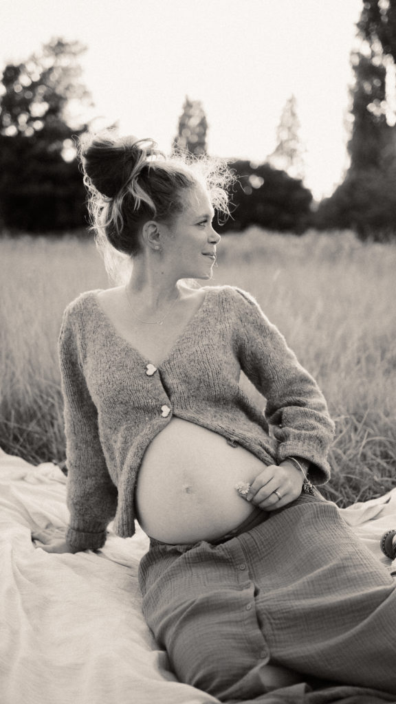 Séance photo grossesse en famille dans la nature près de Lille, réalisée par un photographe professionnel.