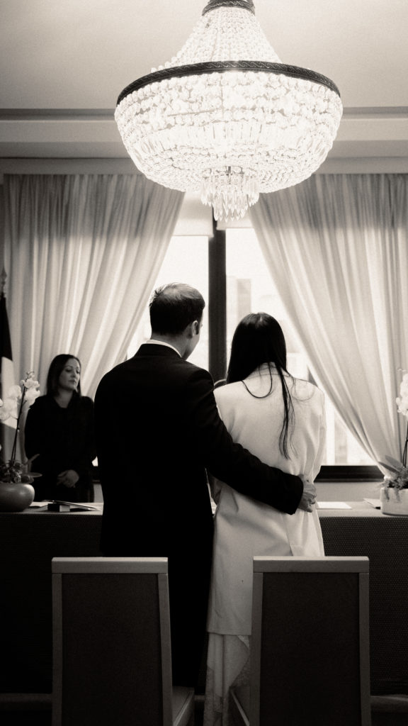 Couple de mariés pour leur mariage civil à Lille par une photographe