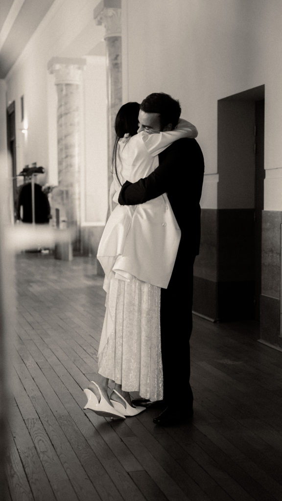 Couple de mariés pour leur mariage civil à Lille par une photographe