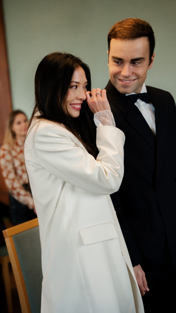 Couple de mariés pour leur mariage civil à Lille par une photographe