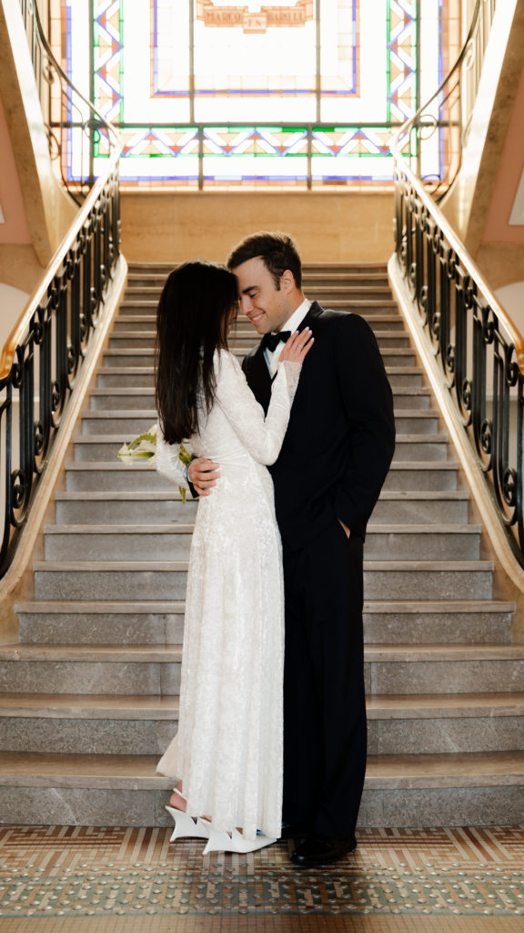 Couple de mariés pour leur mariage civil à Lille par une photographe
