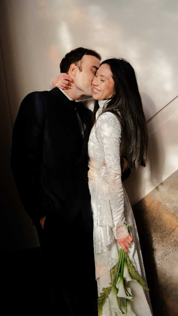 Couple de mariés pour leur mariage civil à Lille par une photographe
