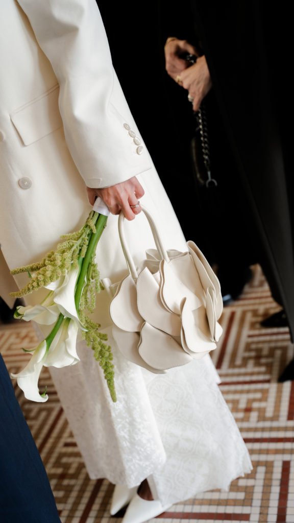 Couple de mariés pour leur mariage civil à Lille par une photographe